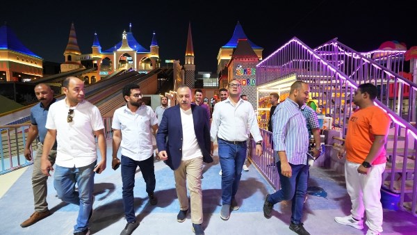 محافظ أسيوط يحتفل بالعيد على طريقته الخاصة