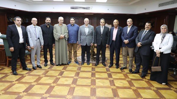 محافظ بني سويف يستقبل وفدا من قيادات حزب الجبهة الوطنية لتقديم التهنئة بعيد الأضحى