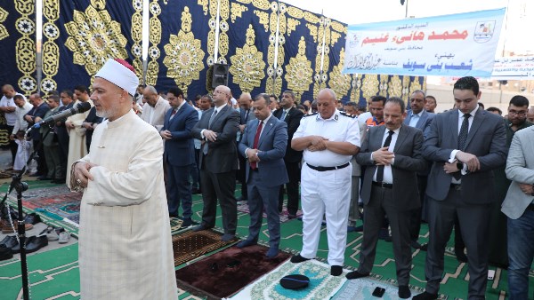 محافظ بني سويف يهنئ المواطنين بالعيد من ساحة مسجد عمر بن عبدالعزيز