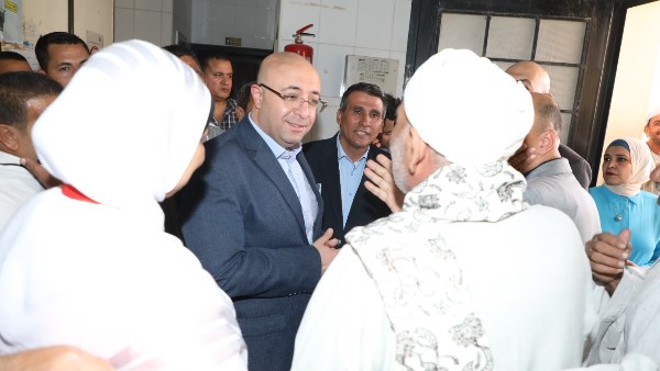 محافظ بني سويف في جولة بقرية كوم أبو خلاد بمركز ناصر