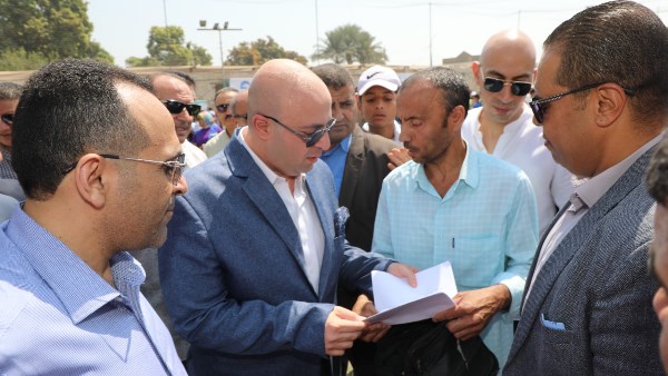 محافظ بني سويف يستمع لمطالب عدد من المواطنين ..ويشيد بدور الشباب