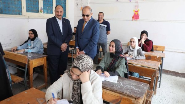 إحالة مراقب لجنة بالشهادة الاعدادية لتسريبه امتحان اللغة العربية بالمنيا