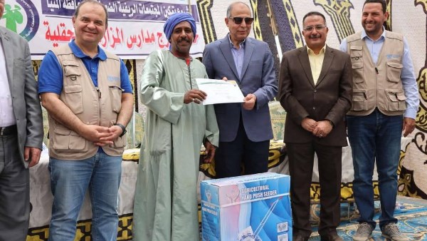 لتمكين المجتمعات الضعيفة.. محافظ المنيا يتفقد مدرسة المزارعين بقرية منشأة المغالقة