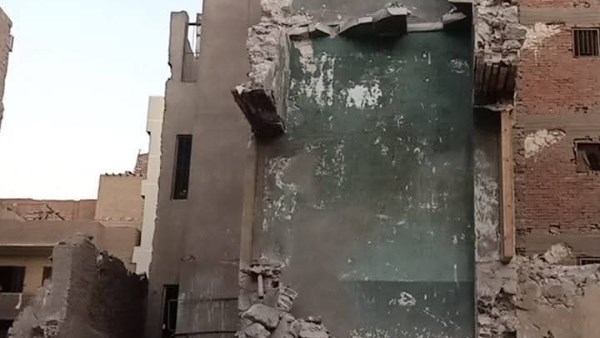 انهيار جزئي لسور عقار 
