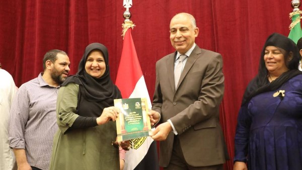 محافظ المنيا يسلم عقود التقنين لأوضاع أراضي أملاك الدولة 