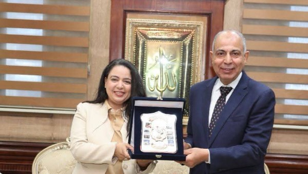 محافظ المنيا يُكرم مديرة مستشفى الرمد 