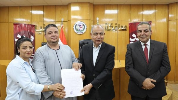 محافظ المنيا خلال اللقاء 