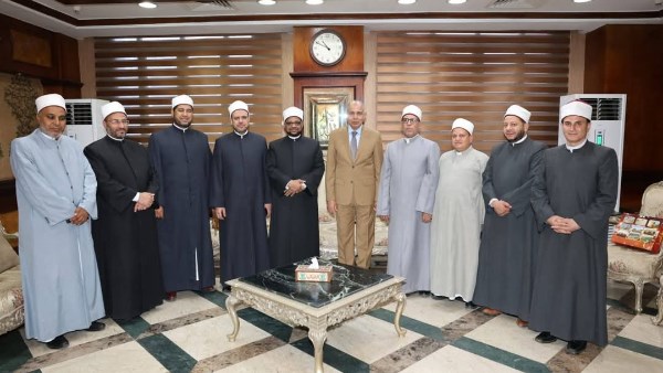 محافظ المنيا خلال اللقاء 