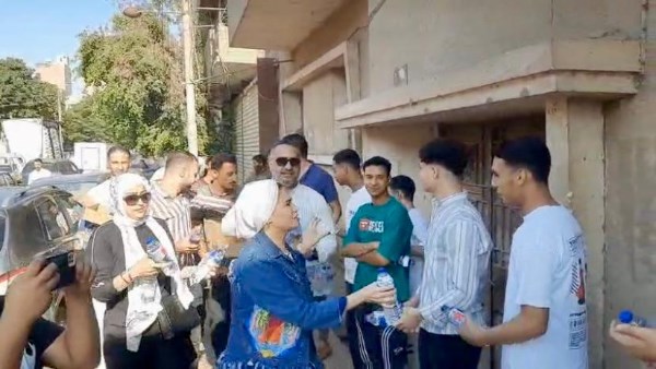 توزيع مياة شرب وعصائر على الطلاب
