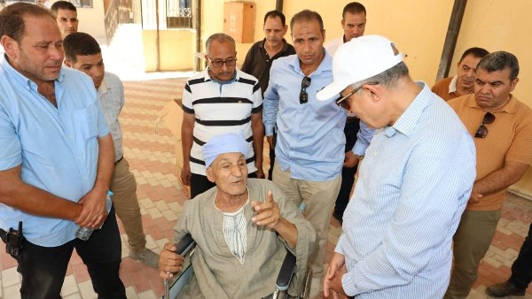 محافظ المنيا يسلم كرسي كهربائي لمواطن بقرية الجزائر 