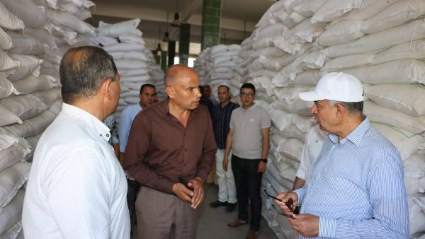 محافظ المنيا يطمئن على توافر أرصدة السلع الغذائية 