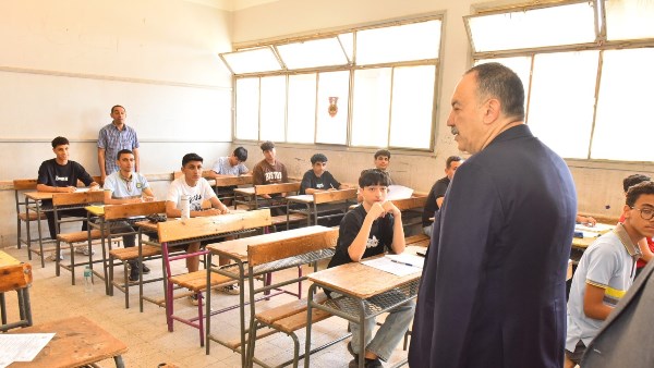 محافظ أسيوط يتفقد مدرستي ناصر الإعدادية والثانوية ويتابع سير امتحانات الشهادة الإعدادية