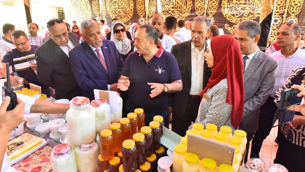 محافظ أسيوط يفتتح معرض 