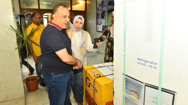 محافظ أسيوط يسلم جهاز عروس لفتاة يتيمة