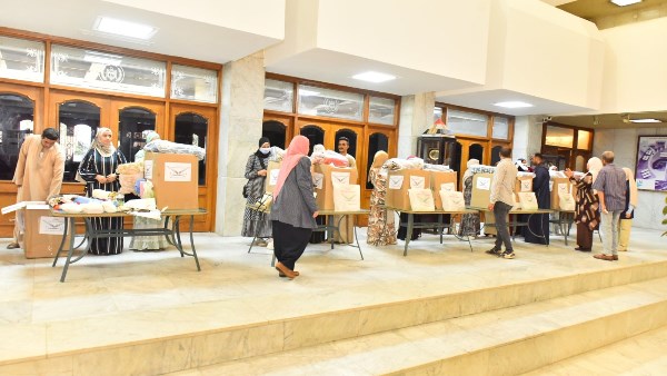 محافظ أسيوط يشارك في توزيع 