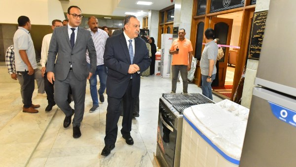  محافظ أسيوط يوزع 10 أجهزة عرائس على الأسر الأولى بالرعاية