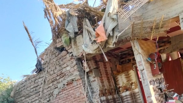 انهار عليها منزل.. الحماية المدنية تواصل البحث عن صغيرة أسفل ركام منزل بأسيوط