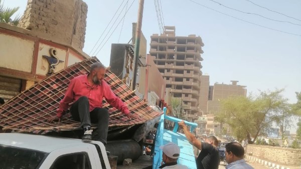 حملات لإزالة الإشغالات والتعديات على حرم الطريق بمدينة ديروط