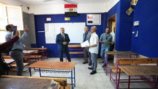 محافظ أسيوط يتفقد استعدادات لجان امتحانات الثانوية العامة 