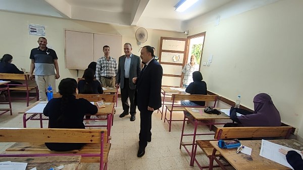 محافظ أسيوط يتفقد لجان امتحانات الثانوية العامة 