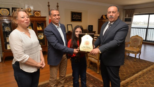 محافظ أسيوط يكرم طالبة بالصف الخامس الابتدائي بمدرسة درية الحسيني 
