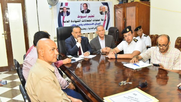 محافظ أسيوط يطمئن على حالة مراقبي الثانوية العامة المصابين بحادث انقلاب ميكروباص