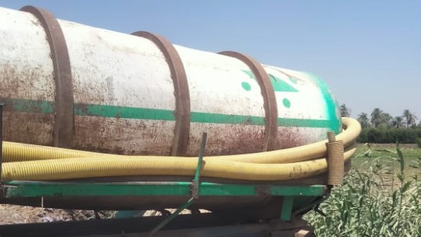 ضبط سيارة تلقي مخلفات الصرف الصحي بترعة في أسيوط