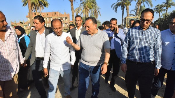 بمشاركة مجتمعية فعالة.. محافظ أسيوط يتفقد أعمال تطوير طريق 