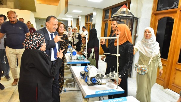 محافظ أسيوط يسلم ماكينات خياطة وتطريز للصم وضعاف السمع 