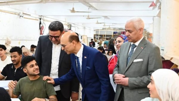 رئيس جامعة أسيوط يتفقد الإمتحانات 