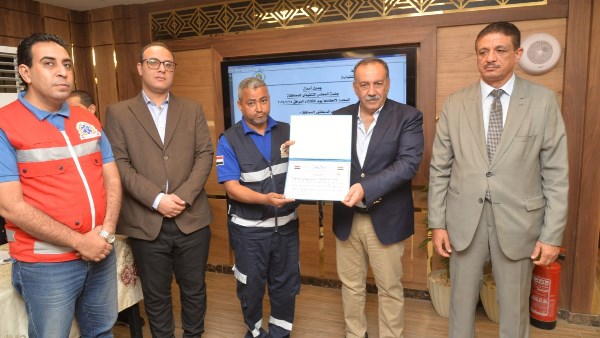 محافظ أسيوط يكرم مسعفًا وسائقًا لردهما مبلغًا ماليًا عثرا عليه أثناء أداء عملهما