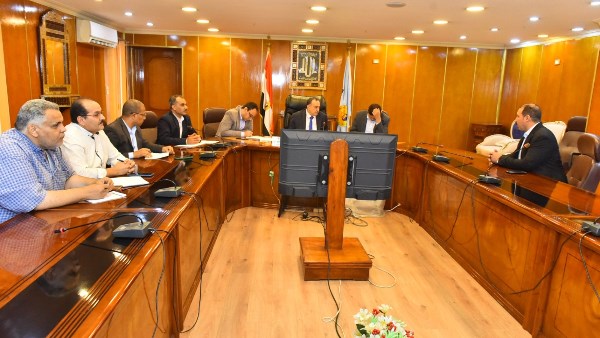 محافظ أسيوط يجري المقابلات الشخصية للمرشحين للدورات التدريبية بسقارة