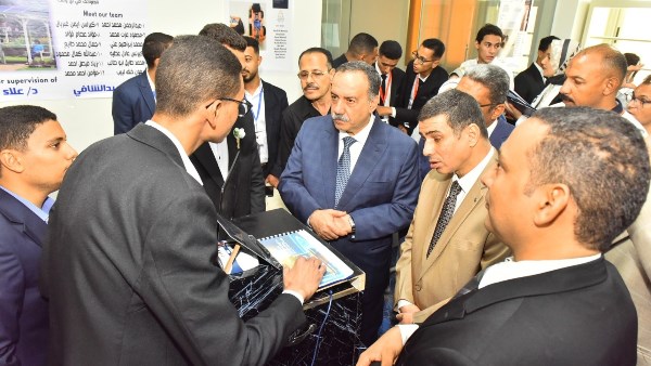 محافظ أسيوط يفتتح معرض مشروعات تخرج طلاب الفرقة الثانية بجامعة أسيوط الجديدة التكنولوجية