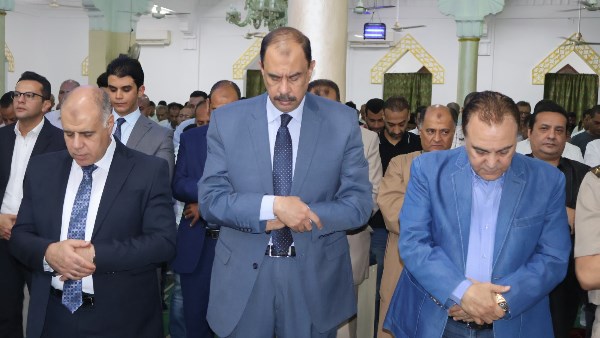 وسط القيادات الأمنية.. محافظ سوهاج يؤدي صلاة عيد الأضحى بمسجد الشرطة
