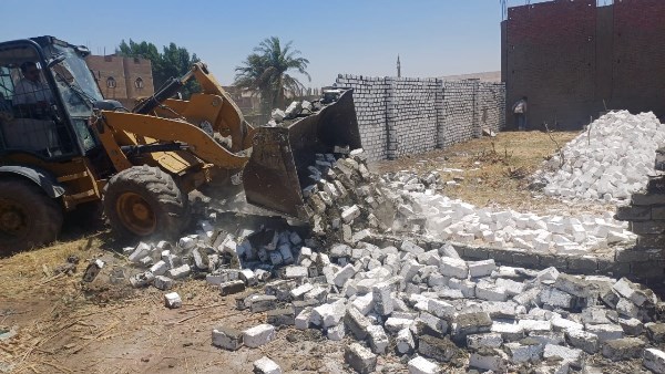 جانب من إزالة التعديات بسوهاج