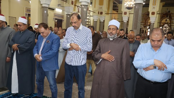 محافظ سوهاج اثناء صلاة الجمعة 
