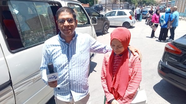 قصة حنين وملك مع حنية الأب| النجاح مش بالدرجات.. دموع أسر طلاب الثانوية العامة في سوهاج