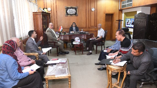 اجتماع نائب محافظ قنا