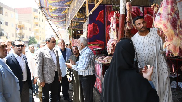 لمتابعة استعدادات عيد الأضحى.. محافظ قنا يتفقد المخابز ومنافذ البيع بنجع حمادي