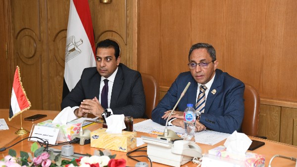 اجتماع محافظ قنا 