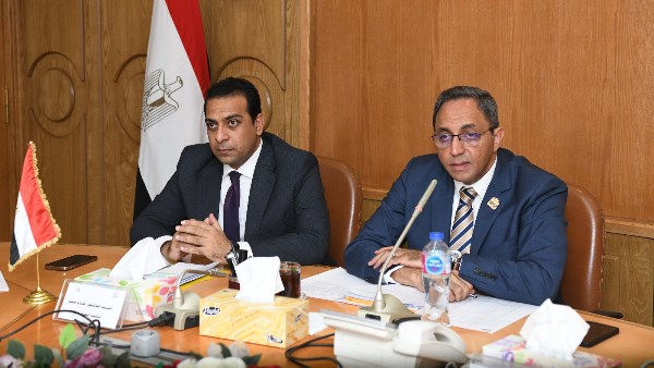 محافظ قنا يستعرض خطة تطوير 28 حديقة