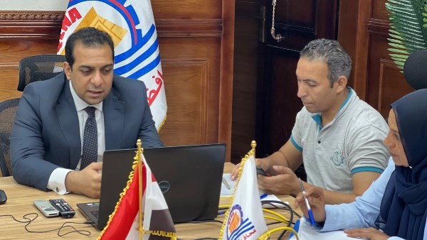 لتعزيز فرص العمل..نائب محافظ قنا يبحث نموذج توظيف منخفض التكلفة
