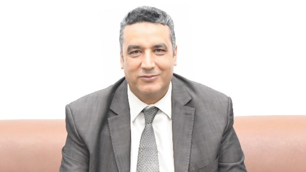 محافظ قنا يناقش خطة عمل مستقبلية مع مدير الطب البيطري الجديد