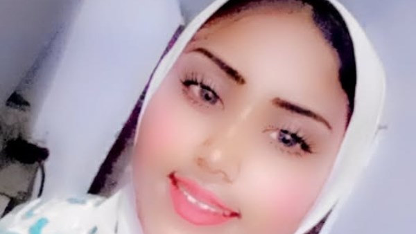 الطفلة المتوفية أسفل الأنقاض