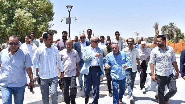 محافظ الأقصر يتفقد أعمال تطوير كورنيش البر الغربي تمهيدًا لافتتاحه في نهاية سبتمبر المقبل