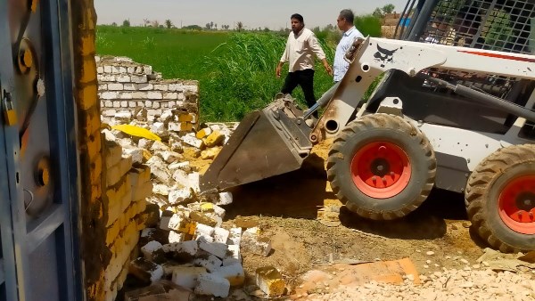 إزالة حالة تعد على أرض زراعية بأرمنت ورفع 30 طنا من القمامة