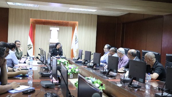 رئيس جامعة الأقصر تعقد اجتماعًا لمتابعة مشروعات الإنشاء والتطوير بالجامعة