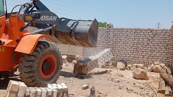إزالة و إسترداد 22 حالة تعدى على أراضى أملاك الدولة بقرى إسنا
