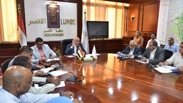 محافظ الأقصر يبحث تسريع ملفات التصالح والتقنين والمتغيرات المكانية