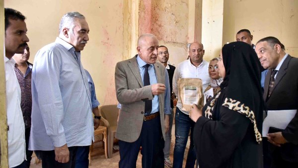 محافظ الأقصر يتفقد حاضنة الأعمال بمدينة طيبة الجديدة ويشيد بجهود الشباب
